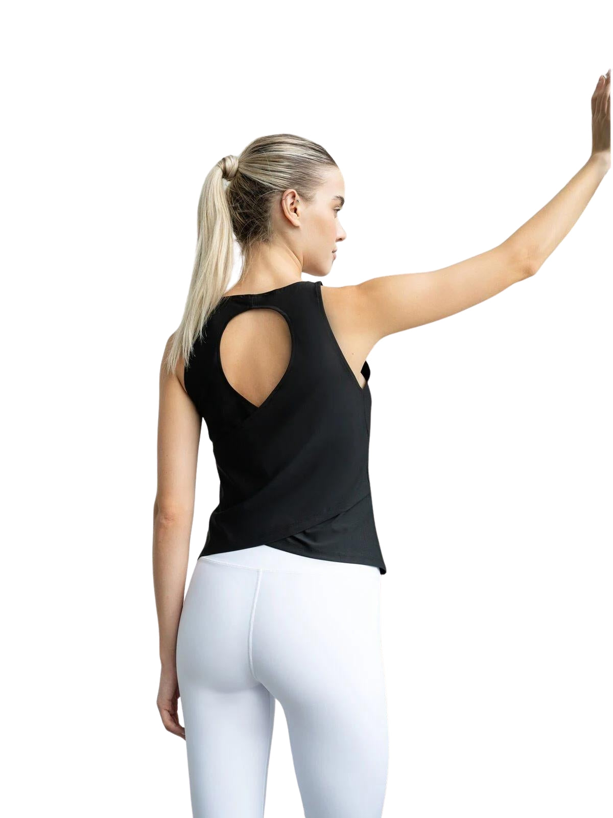 Blonde Frau im 088 Sport-Top von Lismina in Schwarz in einer Yoga-Pose mit erhobenem rechten Arm.